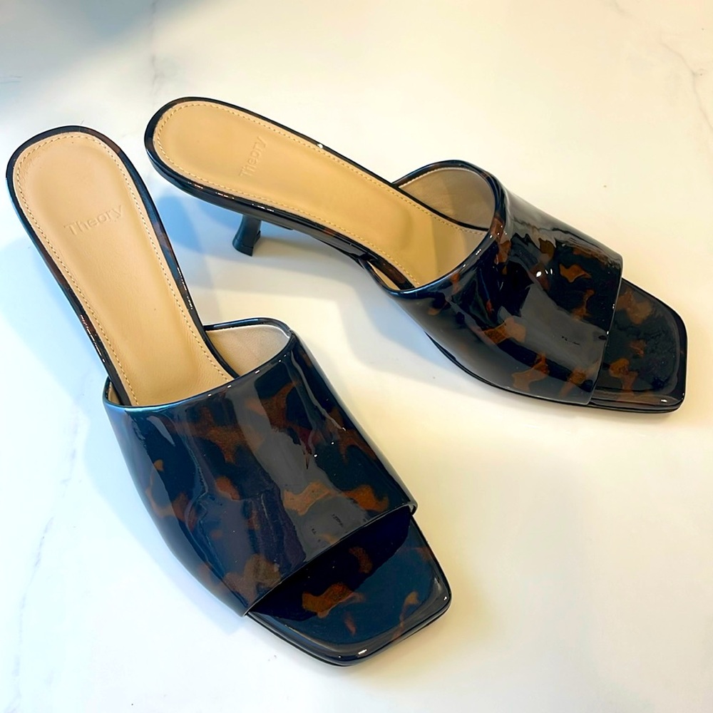 NEW Theory Black/Brown patent leather kitten heel. Made In Italy w/ dust bag.